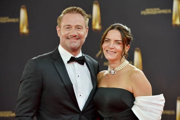 Sasha mit Ehefrau Julia Röntgen bei der Ankunft zu der Verleihung des Deutschen Fernsehpreis in den MMC Studios in Koeln am 10.09.2025
