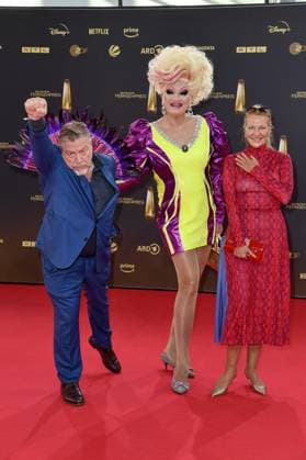 Armin Rohde, Olivia Jones und Angela Freifrau von Schilling bei der Ankunft zu der Verleihung des Deutschen Fernsehpreis in den MMC Studios in Koeln am 10.09.2025