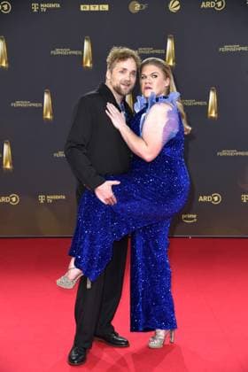 Knud Riepen und Gisa Flake bei der Ankunft zu der Verleihung des Deutschen Fernsehpreis in den MMC Studios in Koeln am 10.09.2025