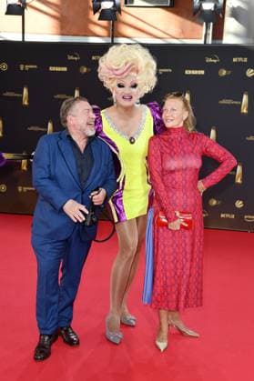 Armin Rohde, Olivia Jones und Angela Freifrau von Schilling bei der Ankunft zu der Verleihung des Deutschen Fernsehpreis in den MMC Studios in Koeln am 10.09.2025