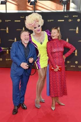 Armin Rohde, Olivia Jones und Angela Freifrau von Schilling bei der Ankunft zu der Verleihung des Deutschen Fernsehpreis in den MMC Studios in Koeln am 10.09.2025