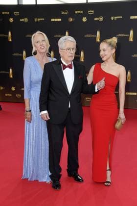 Britta Gessler, Frank Elstner und Enya Elstner bei der Ankunft zu der Verleihung des Deutschen Fernsehpreis in den MMC Studios in Koeln am 10.09.2025