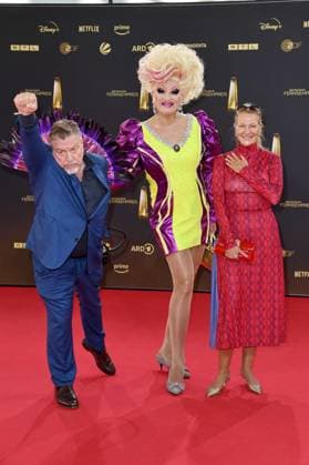 Armin Rohde, Olivia Jones und Angela Freifrau von Schilling bei der Ankunft zu der Verleihung des Deutschen Fernsehpreis in den MMC Studios in Koeln am 10.09.2025