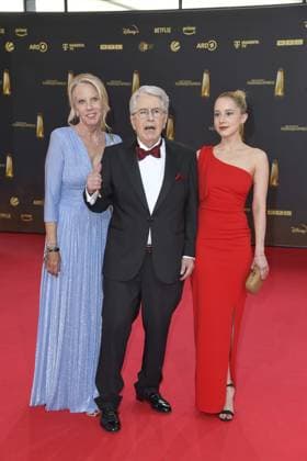 Britta Gessler, Frank Elstner und Enya Elstner bei der Ankunft zu der Verleihung des Deutschen Fernsehpreis in den MMC Studios in Koeln am 10.09.2025