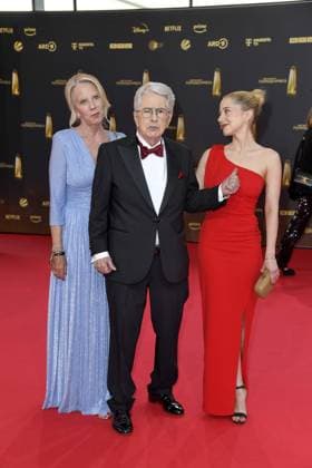 Britta Gessler, Frank Elstner und Enya Elstner bei der Ankunft zu der Verleihung des Deutschen Fernsehpreis in den MMC Studios in Koeln am 10.09.2025