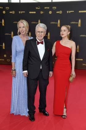 Britta Gessler, Frank Elstner und Enya Elstner bei der Ankunft zu der Verleihung des Deutschen Fernsehpreis in den MMC Studios in Koeln am 10.09.2025
