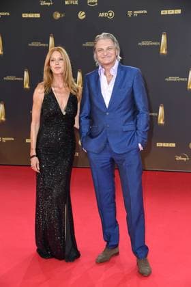 Esther Schweins und Stefan Jürgens bei der Ankunft zu der Verleihung des Deutschen Fernsehpreis in den MMC Studios in Koeln am 10.09.2025
