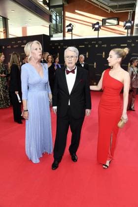 Britta Gessler, Frank Elstner und Enya Elstner bei der Ankunft zu der Verleihung des Deutschen Fernsehpreis in den MMC Studios in Koeln am 10.09.2025