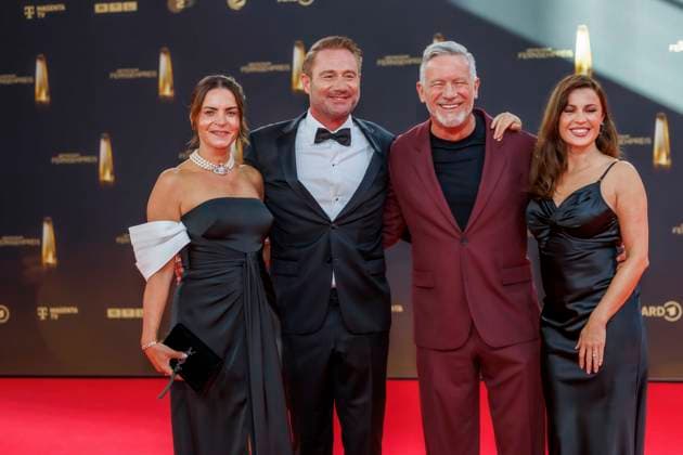 abb Julia Roentgen, Sasha Ehefrau Otto Steiner und Natalia Avelon zu Gast auf dem roten Teppich bei der Verleihung Der Deutsche Fernsehpreis 2025 in den MMC Studios am 0.09.2025 in Koeln NRW Deutschland