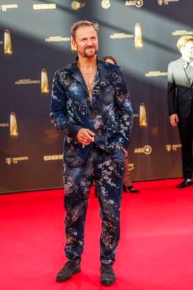 abb Philipp Hochmair zu Gast auf dem roten Teppich bei der Verleihung Der Deutsche Fernsehpreis 2025 in den MMC Studios am 0.09.2025 in Koeln NRW Deutschland