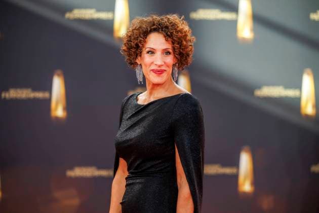 abb Lissy Ishag rotes Kleid zu Gast auf dem roten Teppich bei der Verleihung Der Deutsche Fernsehpreis 2025 in den MMC Studios am 0.09.2025 in Koeln NRW Deutschland