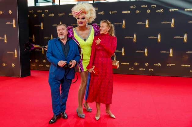 abb Armin Rohde Schauspieler mit Frau Karen Boehne und Olivia Jones zu Gast auf dem roten Teppich bei der Verleihung Der Deutsche Fernsehpreis 2025 in den MMC Studios am 0.09.2025 in Koeln NRW Deutschland