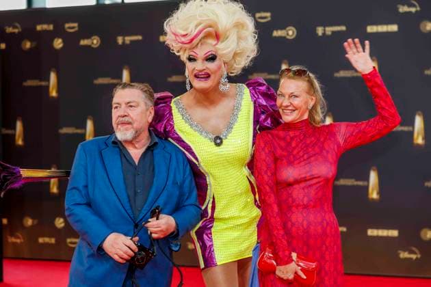 abb Armin Rohde Schauspieler mit Frau Karen Boehne und Olivia Jones zu Gast auf dem roten Teppich bei der Verleihung Der Deutsche Fernsehpreis 2025 in den MMC Studios am 0.09.2025 in Koeln NRW Deutschland