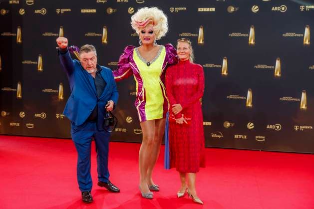 abb Armin Rohde Schauspieler mit Frau Karen Boehne und Olivia Jones zu Gast auf dem roten Teppich bei der Verleihung Der Deutsche Fernsehpreis 2025 in den MMC Studios am 0.09.2025 in Koeln NRW Deutschland
