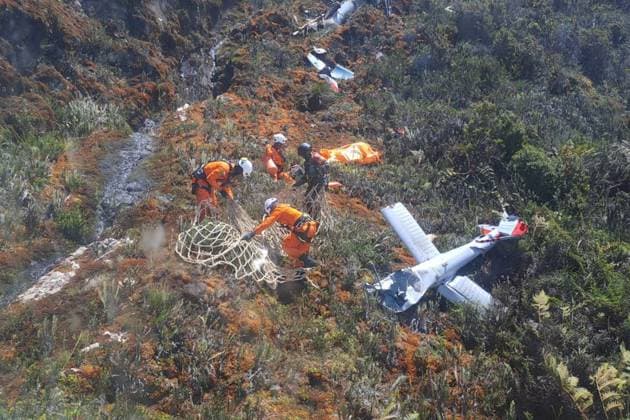 Bilder des Jahres 2025, News September 09 News Bilder des Tages Papua helicopter crash: Survivors evacuated by rescue teams PAPUA, INDONESIA - SEPTEMBER 11: (----EDITORIAL USE ONLY MANDATORY CREDIT - BASARNAS HANDOUT - NO MARKETING NO ADVERTISING CAMPAIGNS - DISTRIBUTED AS A SERVICE TO CLIENTS----) Members of the Indonesian Search and Rescue Agency (BASARNAS) evacuate 4 people following a helicopter crash in Papua, Indonesia on September 11, 2025. BASARNAS Anadolu Papua Indonesia. Editorial use only. Please get in touch for any other usage.  Copyright: x2025xAnadoluxBASARNASx