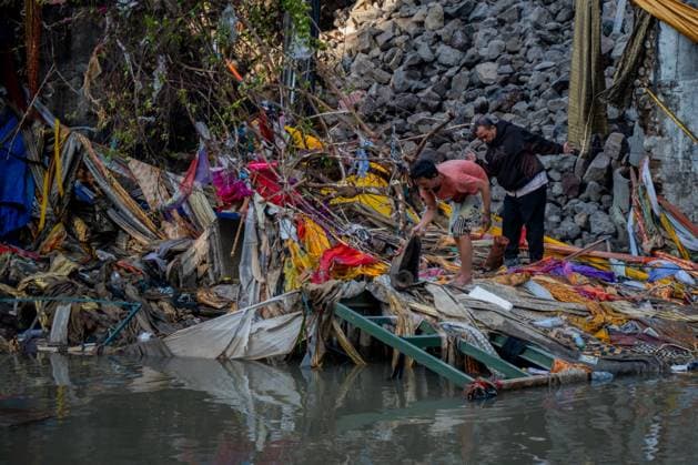 Bilder des Jahres 2025, News September 09 News Bilder des Tages Bali Floods: 15 Dead, 2 Missing As Search Focuses On Badung River; 562 Displaced Residents search through collapsed textiles, timber, and household goods along the Badung River, Jalan Hasanuddin, Denpasar, after flash floods sweep away riverside shops and homes. Denpasar, Bali Indonesia  Copyright: xKeyzaxWidiatmikax originalFilename: widiatmika-notitle250911_npZQT.jpg