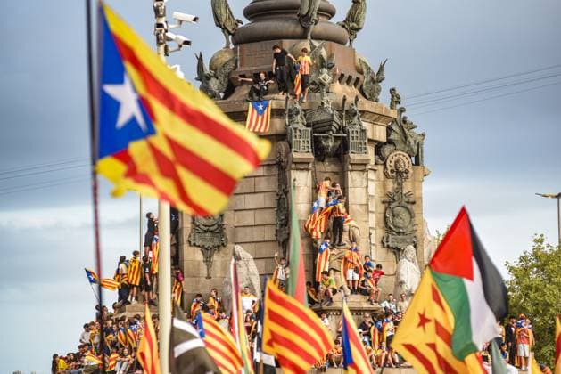 Bilder des Jahres 2025, News September 09 ANC and CUP demonstrations in Barcelona, on the occasion of the Diada Hundreds of people during the demonstration called by the ANC, on September 11, 2025, in Barcelona, Catalonia Spain This years slogan is More reasons than ever Independence and the march focuses on the defense of the Catalan language, the denunciation of the fiscal deficit and the claim of the Catalan nation 11 SEPTEMBER 2025 DIADA ANC MANI PROTESTA CATALUÑA 11S ESTELADA BANDERA Barcelona Catalunya Catalunya Barcelona Catalunya Espana  Copyright: xAlbertoxParedesx 6947284