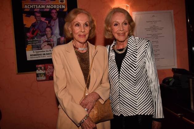 Alice und Ellen Kessler Premiere Achtsam Morden Komödie im Bayerischen Hof München 11. September 2025