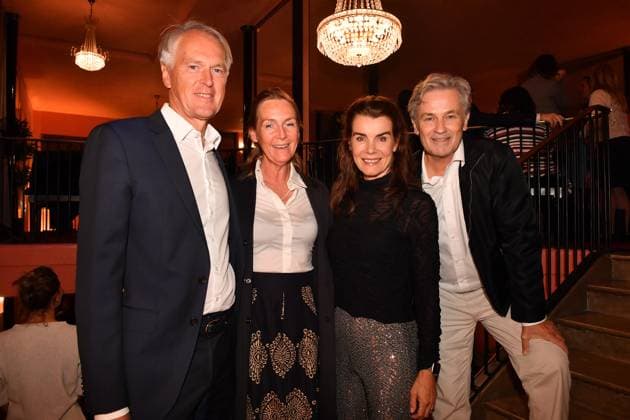 Carolin Fink mit Begleitung und Timothy Peach mit Ehefrau Nicola Tiggeler Premiere Achtsam Morden Komödie im Bayerischen Hof München 11. September 2025