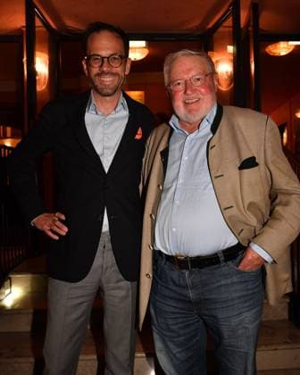 Anselm Bilgri mit Ehemann Premiere Achtsam Morden Komödie im Bayerischen Hof München 11. September 2025