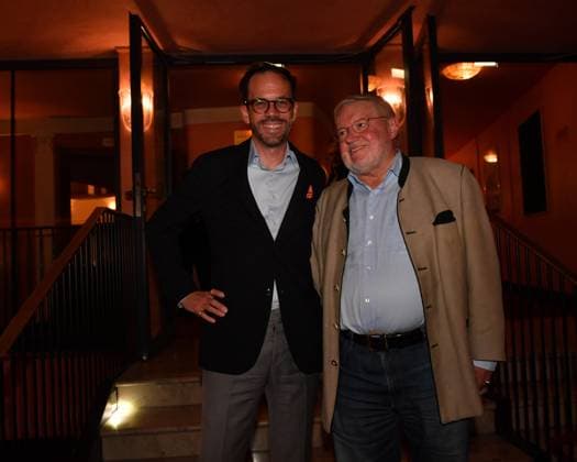 Anselm Bilgri mit Ehemann Premiere Achtsam Morden Komödie im Bayerischen Hof München 11. September 2025