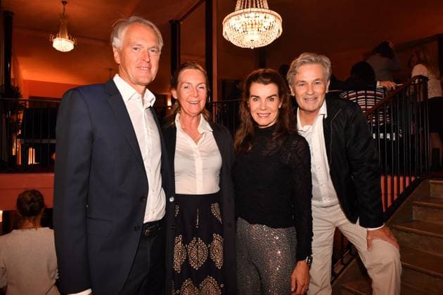 Carolin Fink mit Begleitung und Timothy Peach mit Ehefrau Nicola Tiggeler Premiere Achtsam Morden Komödie im Bayerischen Hof München 11. September 2025
