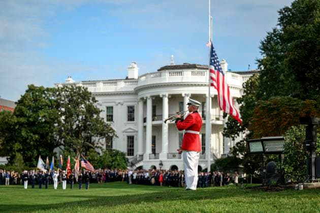 Bilder des Jahres 2025, News September 09 News Bilder des Tages September 11, 2025, Washington, Dc, United States: A military honor guard plays taps White House staff gather for a moment of silence following the killing of the right-wing activist Charlie Kirk on the South Lawn of the White House, September 11, 2025 in Washington, D.C. Kirk, a conservative provocateur and close friend of President Donald Trump was shot and killed during a political event in Utah. Washington United States - ZUMAp138 20250911_zaa_p138_041 Copyright: xMollyxRiley WhitexHousex