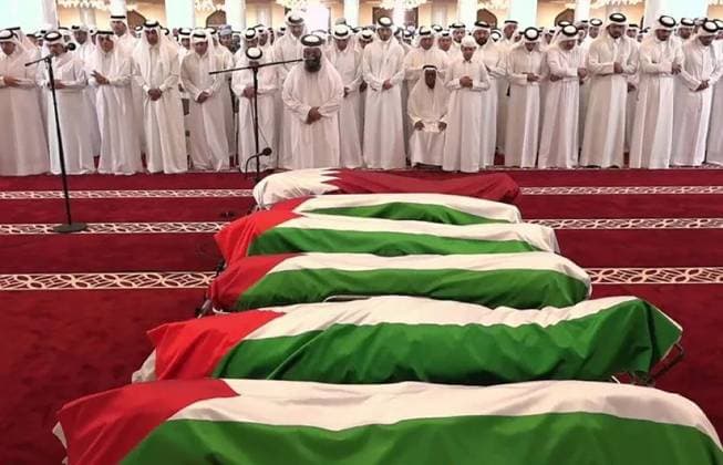 Bilder des Jahres 2025, News September 09 News Bilder des Tages Qatar s Emir Sheikh Tamim bin Hamad Al-Thani attends the funeral of people killed in an Israeli strike on figures of the Palestinain Hamas movement two days earlier, at Sheikh Mohammed bin Abdul Wahhab Mosque in Doha on Thursday, September 11, 2025. On September 9, Israel struck Doha targeting Hamas leaders, but the group said its top officials survived, while five of its members were left dead and a Qatari security force member.  QAT2025091101 QatarxTV