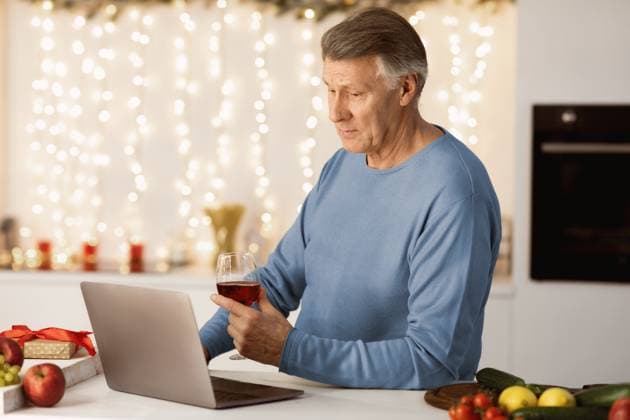 IMAGO Creative, Silvester, Alleine zu Hause Sad Senior Man Making Video Call Celebrating Christmas Alone Indoor Lonely Christmas. Sad Senior Man At Laptop Making Video Call And Drinking Wine Celebrating New Year Holidays Alone At Home. Quarantine Xmas Holiday Celebration During Covid-19 Coronavirus Pandemic, model released, , 97521254.jpg RECORD DATE NOT STATED