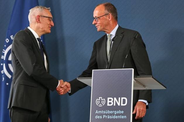 Berlin, Deutschland, 11.09.2025: BND-Zentrale: Amtsübergabe: L-R: Martin Jäger, Bundeskanzler Friedrich Merz (CDU) Copyright: xdtsxNachrichtenagenturx dts_80800