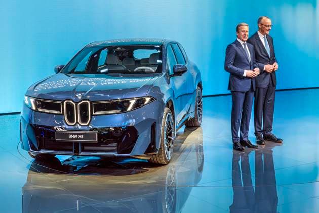 Bundeskanzler Friedrich Merz, BMW-Chef Oliver Zipse, mit dem neuen BMW iX3, Elektro SUV, Messerundgang zur Eröffnung der IAA Mobility 2025, Messe München, 9. September 2025 Deutschland, München, 9. September 2025, Bundeskanzler Friedrich Merz, BMW-Chef Oliver Zipse, vor dem neuen BMW iX3, Elektro SUV, Fahrzeug am BMW-Stand, Messerundgang zur Eröffnung der der IAA Mobility 2025, internationale Automesse vom 9. bis 14. September 2025, Verkehr, Mobilität, Autoindustrie, Automobilindustrie, Wirtschaft, Ausstellung, Bayern, bayerisch, *** Federal Chancellor Friedrich Merz, BMW CEO Oliver Zipse, with the new BMW iX3, electric SUV, exhibition tour at the opening of the IAA Mobility 2025, Messe München, September 9, 2025 Germany, Munich, Sept