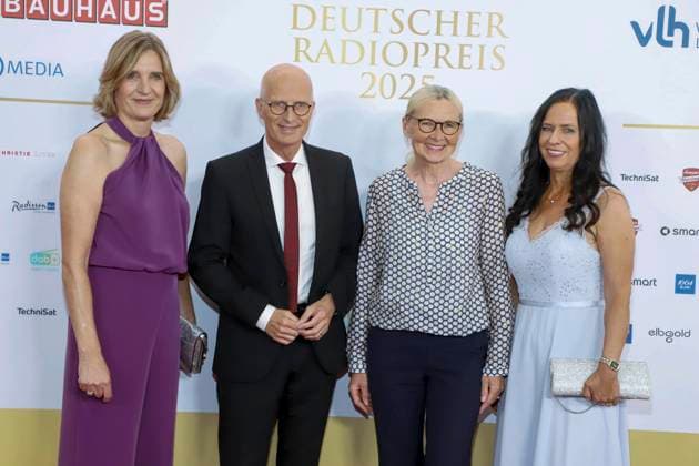 abb Ilka Steinhausen, Peter Tschentscher, Eva-Maria Tschentscher, Grit Leithaeuser zu Gast auf dem roten Teppich bei der Verleihung des Deutschen Radiopreis 2025 in der Neuen Flora am 11.09.2025 in Hamburg Hamburg Deutschland