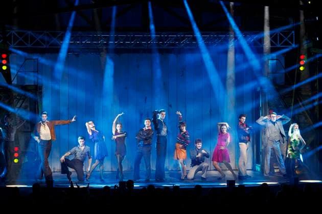 Darsteller stehen auf der Bühne bei der Premiere des Kult-Musicals Saturday Night Fever im Capitol Theater. Düsseldorf, 11.09.2025 NRW Deutschland Copyright: xChristophxHardtx