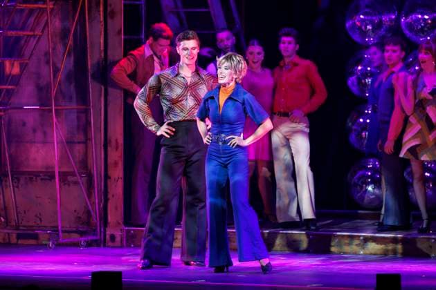 Darsteller stehen auf der Bühne bei der Premiere des Kult-Musicals Saturday Night Fever im Capitol Theater. Düsseldorf, 11.09.2025 NRW Deutschland Copyright: xChristophxHardtx