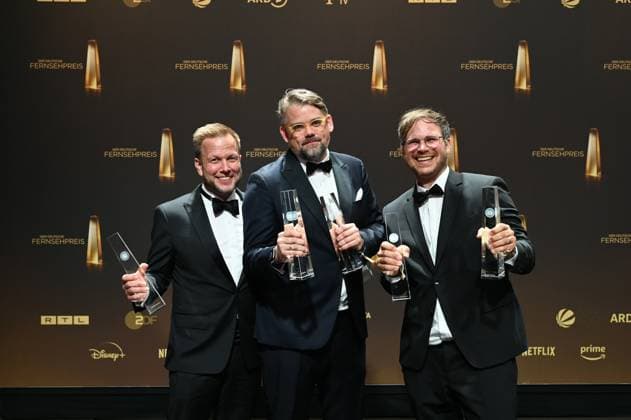Das Team von Achtsam Morden Preis für Beste Comedy-Serie als Preisträger bei der Gala und Verleihung des Deutschen Fernsehpreis 2025 in Köln.