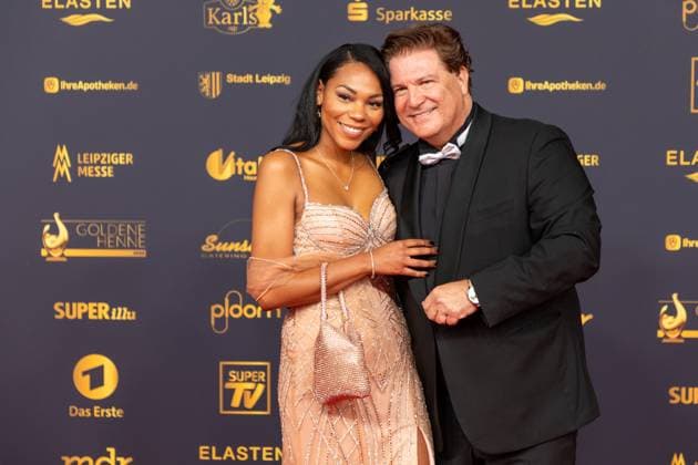 Preisverleihung Goldene Henne 2025 12.09.2025 Leipzig, Messe-Allee 1 (Leipziger Messe) Im Foto: Francis Fulton-Smith, Schauspieler mit seiner Lebensgefährtin Salomea Am Freitagabend findet die Verleihung der Goldenen Henne 2025, gemeinsam veranstaltet von SuperIllu und MDR-Fernsehen, wieder in Leipzig statt. Deutschlands größter Publikumspreis feiert in diesem Jahr 35 Jahre Deutsche Einheit und 30 Jahre GOLDENE HENNE. Dazu eingeladen sind zahlreiche regionale, nationale und internationale Stars. Die Preisverleihung findet in der Messe Leipzig statt. Leipzig Messe Leipzig Sachsen Deutschland Copyright: xEHLxMedia BjörnxStachx 20250912_goldene-henne-teppich-1_5
