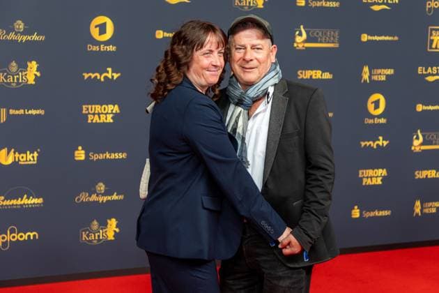 Preisverleihung Goldene Henne 2025 12.09.2025 Leipzig, Messe-Allee 1 (Leipziger Messe) Im Foto: Michael Hiter, Musiker mit Partnerin Sandra Am Freitagabend findet die Verleihung der Goldenen Henne 2025, gemeinsam veranstaltet von SuperIllu und MDR-Fernsehen, wieder in Leipzig statt. Deutschlands größter Publikumspreis feiert in diesem Jahr 35 Jahre Deutsche Einheit und 30 Jahre GOLDENE HENNE. Dazu eingeladen sind zahlreiche regionale, nationale und internationale Stars. Die Preisverleihung findet in der Messe Leipzig statt. Leipzig Messe Leipzig Sachsen Deutschland Copyright: xEHLxMedia BjörnxStachx 20250912_goldene-henne-teppich-1_14