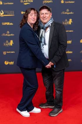 Preisverleihung Goldene Henne 2025 12.09.2025 Leipzig, Messe-Allee 1 (Leipziger Messe) Im Foto: Michael Hiter, Musiker mit Partnerin Sandra Am Freitagabend findet die Verleihung der Goldenen Henne 2025, gemeinsam veranstaltet von SuperIllu und MDR-Fernsehen, wieder in Leipzig statt. Deutschlands größter Publikumspreis feiert in diesem Jahr 35 Jahre Deutsche Einheit und 30 Jahre GOLDENE HENNE. Dazu eingeladen sind zahlreiche regionale, nationale und internationale Stars. Die Preisverleihung findet in der Messe Leipzig statt. Leipzig Messe Leipzig Sachsen Deutschland Copyright: xEHLxMedia BjörnxStachx 20250912_goldene-henne-teppich-1_15