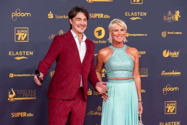 Preisverleihung Goldene Henne 2025 12.09.2025 Leipzig, Messe-Allee 1 (Leipziger Messe) Im Foto: Matze Knop, Comedian und Moderator und Kamilla Senjo, Moderatorin Am Freitagabend findet die Verleihung der Goldenen Henne 2025, gemeinsam veranstaltet von SuperIllu und MDR-Fernsehen, wieder in Leipzig statt. Deutschlands größter Publikumspreis feiert in diesem Jahr 35 Jahre Deutsche Einheit und 30 Jahre GOLDENE HENNE. Dazu eingeladen sind zahlreiche regionale, nationale und internationale Stars. Die Preisverleihung findet in der Messe Leipzig statt. Leipzig Messe Leipzig Sachsen Deutschland Copyright: xEHLxMedia BjörnxStachx 20250912_goldene-henne-teppich-1_36