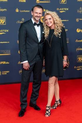 Preisverleihung Goldene Henne 2025 12.09.2025 Leipzig, Messe-Allee 1 (Leipziger Messe) Im Foto: Victoria Herrmann, Moderator mit Begleitung Am Freitagabend findet die Verleihung der Goldenen Henne 2025, gemeinsam veranstaltet von SuperIllu und MDR-Fernsehen, wieder in Leipzig statt. Deutschlands größter Publikumspreis feiert in diesem Jahr 35 Jahre Deutsche Einheit und 30 Jahre GOLDENE HENNE. Dazu eingeladen sind zahlreiche regionale, nationale und internationale Stars. Die Preisverleihung findet in der Messe Leipzig statt. Leipzig Messe Leipzig Sachsen Deutschland Copyright: xEHLxMedia BjörnxStachx 20250912_goldene-henne-teppich-1_41