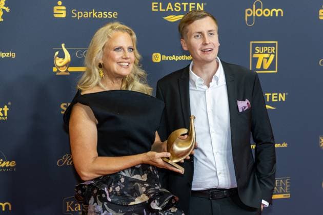 Preisverleihung Goldene Henne 2025 12.09.2025 Leipzig, Messe-Allee 1 (Leipziger Messe) Im Foto: Barbara Schöneberger mit der Goldenen Henne in der Kategorie Entertainment und Laudator Till Reiner Am Freitagabend findet die Verleihung der Goldenen Henne 2025, gemeinsam veranstaltet von SuperIllu und MDR-Fernsehen, wieder in Leipzig statt. Deutschlands größter Publikumspreis feiert in diesem Jahr 35 Jahre Deutsche Einheit und 30 Jahre GOLDENE HENNE. Dazu eingeladen sind zahlreiche regionale, nationale und internationale Stars. Die Preisverleihung findet in der Messe Leipzig statt. Leipzig Messe Leipzig Sachsen Deutschland Copyright: xEHLxMedia BjörnxStachx 20250912_goldene-henne-entertainment_3