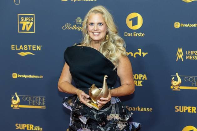 Preisverleihung Goldene Henne 2025 12.09.2025 Leipzig, Messe-Allee 1 (Leipziger Messe) Im Foto: Barbara Schöneberger mit der Goldenen Henne in der Kategorie Entertainment Am Freitagabend findet die Verleihung der Goldenen Henne 2025, gemeinsam veranstaltet von SuperIllu und MDR-Fernsehen, wieder in Leipzig statt. Deutschlands größter Publikumspreis feiert in diesem Jahr 35 Jahre Deutsche Einheit und 30 Jahre GOLDENE HENNE. Dazu eingeladen sind zahlreiche regionale, nationale und internationale Stars. Die Preisverleihung findet in der Messe Leipzig statt. Leipzig Messe Leipzig Sachsen Deutschland Copyright: xEHLxMedia BjörnxStachx 20250912_goldene-henne-entertainment_6