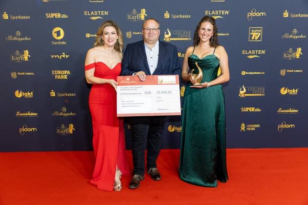 Preisverleihung Goldene Henne 2025 12.09.2025 Leipzig, Messe-Allee 1 (Leipziger Messe) Im Foto: Christian Wieseler und seine Kollegin Ann-Kathrin Rahmel (Mitte, rechts) vom DLRG-Landesverband Berlin erhalten Goldene Henne in der Kategorie Charity von Rotkäppchen-Mumm gesponsert Am Freitagabend findet die Verleihung der Goldenen Henne 2025, gemeinsam veranstaltet von SuperIllu und MDR-Fernsehen, wieder in Leipzig statt. Deutschlands größter Publikumspreis feiert in diesem Jahr 35 Jahre Deutsche Einheit und 30 Jahre GOLDENE HENNE. Dazu eingeladen sind zahlreiche regionale, nationale und internationale Stars. Die Preisverleihung findet in der Messe Leipzig statt. Leipzig Messe Leipzig Sachsen Deutschland Copyright: xEHLxMedia BjörnxStachx 20250912_goldene-henne-charity_2