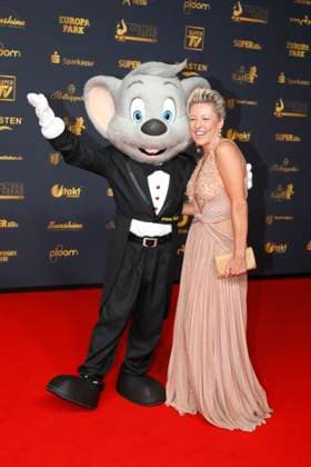 31. Verleihung der Goldenen Henne 2025 Leipzig, 12.9.2025 Alexandra Hofmann mit Europapark Maus bei der 31. Verleihung der Goldenen Henne 2025 auf der Messe Leipzig Sachsen Copyright: xMatthiasxGränzdörferx