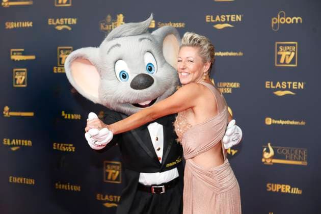 31. Verleihung der Goldenen Henne 2025 Leipzig, 12.9.2025 Alexandra Hofmann mit Europapark Maus bei der 31. Verleihung der Goldenen Henne 2025 auf der Messe Leipzig Sachsen Copyright: xMatthiasxGränzdörferx