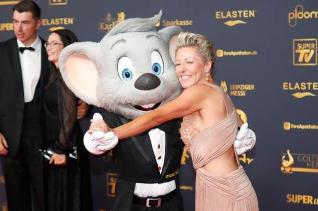 31. Verleihung der Goldenen Henne 2025 Leipzig, 12.9.2025 Alexandra Hofmann mit Europapark Maus bei der 31. Verleihung der Goldenen Henne 2025 auf der Messe Leipzig Sachsen Copyright: xMatthiasxGränzdörferx