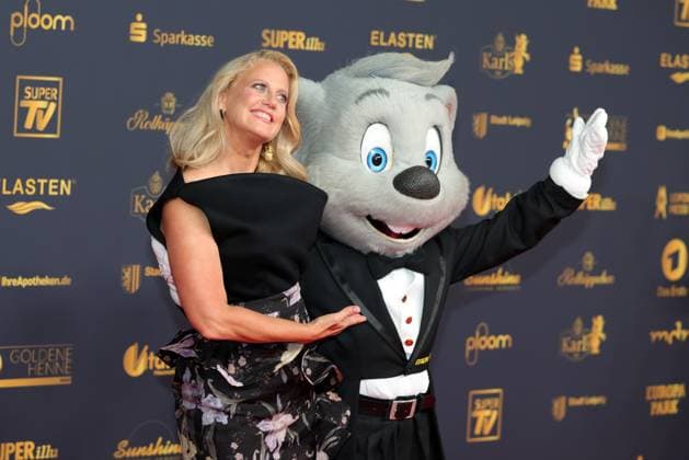 Verleihung der Goldenen Henne 2025 Barbara Schöneberger (deutsche Fernsehmoderatorin, Nominierte in der Kategorie Entertainment) auf dem roten Teppich. Verleihung der Goldenen Henne 2025 am 12.09.2025 in der Leipziger Messe, Halle 1. Leipzig, Sachsen, Deutschland.