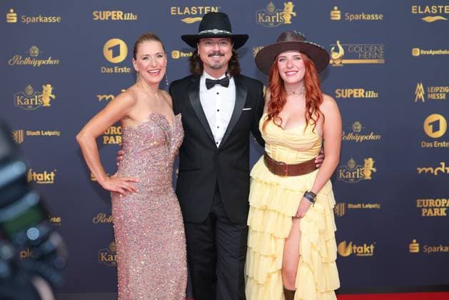 Verleihung der Goldenen Henne 2025 Stefanie Hertel mit Ehemann Lanny Lanner und Tochter Johanna Mross auf dem roten Teppich. Verleihung der Goldenen Henne 2025 am 12.09.2025 in der Leipziger Messe, Halle 1. Leipzig, Sachsen, Deutschland.