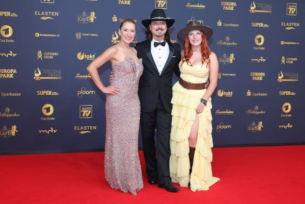 Verleihung der Goldenen Henne 2025 Stefanie Hertel mit Ehemann Lanny Lanner und Tochter Johanna Mross auf dem roten Teppich. Verleihung der Goldenen Henne 2025 am 12.09.2025 in der Leipziger Messe, Halle 1. Leipzig, Sachsen, Deutschland.