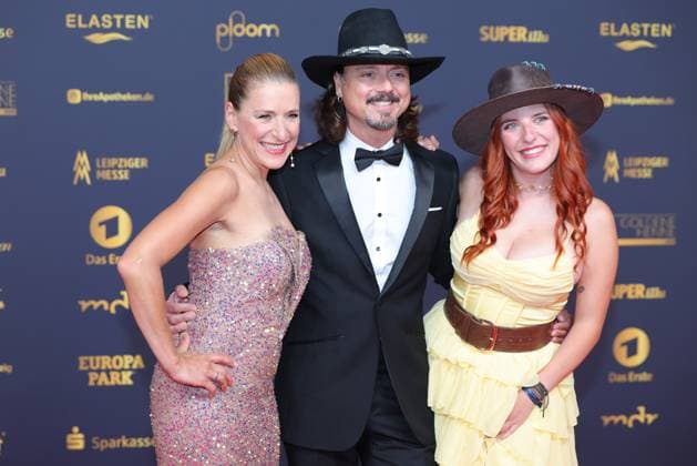 Verleihung der Goldenen Henne 2025 Stefanie Hertel mit Ehemann Lanny Lanner und Tochter Johanna Mross auf dem roten Teppich. Verleihung der Goldenen Henne 2025 am 12.09.2025 in der Leipziger Messe, Halle 1. Leipzig, Sachsen, Deutschland.